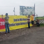 Para Petani Gogol sedang memblokir akses Perumahan Modern Land.