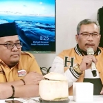 Ketua DPC Hanura Kabupaten Mojokerto, Muhamad Syaikhu Subkhan, bersama Ketua DPD Hanura Jatim, Yunianto Wahyudi, saat memberi keterangan kepada awak media.