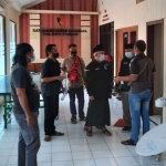 Sejumlah pengurus PC Pagar Nusa Tuban saat mendatangi Mapolres Tuban untuk menanyakan progres laporan penganiayaan terhadap dua anggotanya.