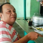 Budi Setijono, pemilik warung soto seger di Pacitan. (foto: Yuniardi Sutondo/BO)