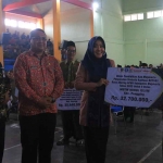 Bupati Mojokerto, Ikfina Fahmawati, saat menyerahkan bantuan bagi lembaga pendidikan dan guru swasta.