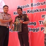 Kapolres Bangkalan AKBP Rama Samtama Putra memberikan bingkisan kepada Badrut Tamam di pelaksanaan pengantar tugas di Kejaksaan Negeri Bangkalan, Rabu (15/01/2019).