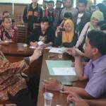 Rektor Unirow, Hadi Tugur saat menolak surat pemberhentian dirinya karena alasan redaksional. (foto: BANGSAONLINE)