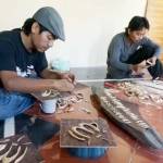 Mustamil saat menunjukkan cara pembuatan kaligrafi dari bambu. foto: RONY S/ BANGSAONLINE