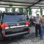 Mobil Fuad Amin yang diamankan di Polres Bangkalan. foto: Imam Hambali/Harian Bangsa