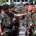 CEK – Panglima TNI Jendral TNI Dr Moeldoko kala mengecek kesiapan prajurit peserta Latihan Gabungan (Latgab) TNI di Dermaga Kolinlamil Tanjung Priok Jakarta Utara, Minggu (25/5/2014) lalu. foto : Puspen TNI for BangsaOnline