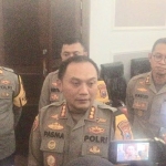 
Kapolrestabes Surabaya memberikan keterangan tingkat kerawanan malam tahun baru.