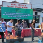 Kasi Pengelolaan Barang Bukti dan Rampasan Kejari Kabupaten Kediri Adam Donie Maharja (dua dari kanan) saat memimpin pemusnahan barang bukti. Foto: MUJI HARJITA/ BANGSAONLINE