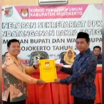 Penyerahan Pakta Integritas oleh Perwakilan Sekretariat PPK kepada Ketua KPU Kab. Mojokerto.