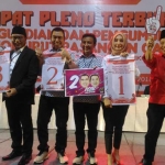 Ketiga paslon Pilwali Malang menunjuukkan nomor urut hasil undian. 
