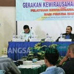 Ir. Nasim Khan memberikan pengarahan pada peserta pelatihan. foto: HADI PRAYITNO/ BANGSAONLINE