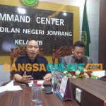 Ketua PN Jombang, Bambang Setyawan (kanan), bersama wakilnya, Faisal Akbaruddin Taqwa saat konferensi pers. Foto: AAN AMRULLOH/BANGSAONLINE