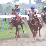  Para atlet berkuda saat memacu kuda di arena Desa Pikatan. (Ist)