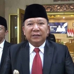 Bupati Jember, Hendy Siswanto, saat memberi keterangan ke awak media.