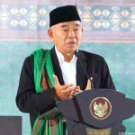 Prof KH Asep Saifuddin Chalim, MA, saat memimpin doa dalam acara Konngres XVIII Muslimat NU di Jatim Ekxpo Surabaya, Ahad (10/2/2025). Foto: bangsaonline