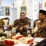 Bupati Sidoarjo, Ahmad Muhdlor Ali, saat berdiskusi dengan dewan juri sayembara nama RSUD Sidoarjo. Foto: Ist
