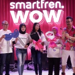 Dari kiri ke kanan: Roberto Saputra, Chief Brand Officer Smartfren (berbaju pink) bersama Djoko Tata Ibrahim, Deputy CEO Smartfren (berbaju Pink dengan celana pendek), dan Atta Halilintar (Youtuber serta Content Creator) berfoto bersama para pemenang Undian Smartfren WOW tahap kedua. 