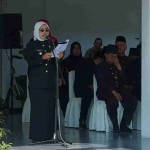 Wakil Bupati Kediri, Dewi Mariya Ulfa, saat membacakan amanat Gubernur Khofifah.