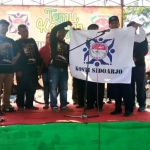 RESMI: Pengukuhan pengurus POKS oleh Kosti Kabupaten Sidoarjo dengan simbolis memberikan bendera Kosti, Minggu (1/9). foto: ist