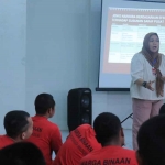 Para petugas dari Lapas Pemuda Madiun bersama yayasan konseling dan rehabilitasi Rasha saat memberi materi kepada warga binaan.