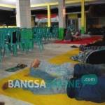 Sejumlah warga yang tidur di teras kantor Kecamatan Ngoro, Kabupaten Jombang untuk mengurus pembuatan e-KTP. foto: ROMZA/ BANGSAONLINE.