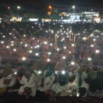 Ribuan warga memadati Lapangan Dinoyo untuk mengikuti Mubarok Bersholawat. Foto: ROCHMAT SAIFUL ARIS/ BANGSAONLINE