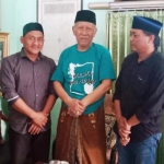 M. Sukoiri (kiri) ketika sowan di kediaman Rois Syuriah PCNU Gresik, KH. Mahfud Ma