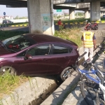 Mobil Ford Fiesta bersama dua sepeda angin serta sepeda motor Honda Beat di lokasi kejadian.