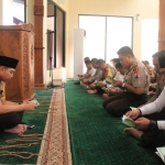 Kapolres AKBP Wahyu S Bintoro saat memimpin bacaan surat Yasin.