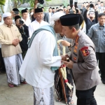 Pengasuh Ponpes Al-Hamidy Pamekasan, RKH Mohammad Rofi’i Baidhowi saat menyambut Kapolri, Jendral Listyo Sigit Prabowo.