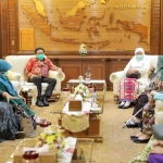 Gus Menteri memuji peran Muslimat NU dalam pembangunan desa. Pernyataan itu disampaikan usai menerima silaturahim Ketua Umum Muslimat NU, Khofifah Indar Parawansa di kantor Kemendesa di Jakarta. foto: ist.