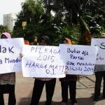 BEBER POSTER – Massa Aliansi Warga Surabaya membeber sejumlah poster menolak Pilwali Surabaya ditunda 2017, di depan Gedung Negara Grahadi, Rabu (9/9). Foto: maulana/BANGSAONLINE