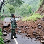 Bagian dari tebing yang longsor menutup badan jalan. Foto:prspen081