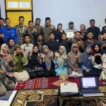Para kader PMII Cabang Nganjuk yang menjadi peserta diklat media foto bersama Ketua dan Anggota PWI Nganjuk. 