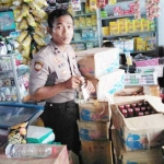 Anggota Satuan Sabhara Polres Pasuruan menunjukkan barang bukti minuman keras, di sebuah toko. Foto: ANDY FACHRUDIN/BANGSAONLINE