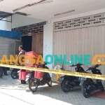 Minimarket yang dimasuki perampok, dan saat ini diberi garis polisi untuk penyelidikan lebih lanjut. Foto: ANDI SIRAJUDIN/BANGSAONLINE
