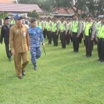 PJS Bupati Jombang Setiajit sedang melihat kesiapan pasukan saat apel gelar Operasi Keselamatan Semeru 2018.

