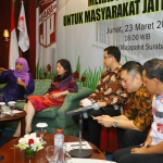 Para petinggi dan aktivis Bara JP dan Khofifah saat menggelar makan malam bersama di Hotel Majapahit Jalan Tunjungan Surabaya, Jumat (23/3/2018). Foto: istimewa/bangsaonline.com