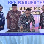 Bupati Fadeli saat mendampingi Sekretaris Utama BPS RI Adi Laksmono meresmikan Gedung BPS Lamongan.