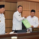 Bupati Lamongan, Yuhronur Efendi, saat menerima pandangan umum dari 7 fraksi. 