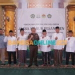 Ketua DPD LDII Gresik, KH. Abdul Muis Zuhri, dan Kasi Intel Kejari Gresik, Deni Niswansyah, saat bersama para pengurus usai ngaji hukum. Foto: SYUHUD/BANGSAONLINE