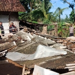 Salah satu bangunan rumah di Desa Tingal yang roboh akibat diterjang angin kencang.