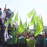 BERTAHAN.  Ratusan buruh yang menuntut rekannya dipekerjakan kembali dengan mendirikan tenda di depan pabrik, kemarin. foto: khumaidi/BANGSAONLINE