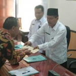 KH Mahmud, saat menyerahkan SK Bupati terkait perselisihan Pilkades Watukarung. (Yuniardi Sutondo/BO).