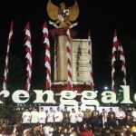 Ratusan orang  yang berasal dari berbagai elemen masyarakat, menggelar doa bersama untuk bangsa melawan terorisme di depan Tugu Pancasila Alun-alun Kabupaten Trenggalek, Rabu (16/5).