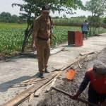 Hariyanto selaku Kepala Desa Krandegan selalu rutin melihat dan mengawasi pelaksanaan JUT. Foto: Hendro Suhartono/BANGSAONLINE.com 