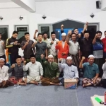 Para korlap, orator dan aktivis di Manyar saat rapat persiapan demo. foto: SYUHUD/ BANGSAONLINE