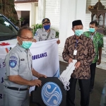 Bupati Tuban H. Fathul Huda saat menerima satu unit mobil ambulans dari Jasa Raharja Provinsi Jawa Timur, Kamis (23/4).