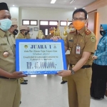 Para pemenang sedang menerima hadiah lomba desa/kelurahan.