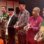 Prof Dr KH Asep Saifuddin Chalim, MA dan para pembicara serta penulis buku “Inspirasi dan Pejuangan Kiai Asep Saifuddin Chalim Membangun Manusia Indonesia” karya Muhammad Ismail Adnan. Foto: MMA/ bangsaonline.com